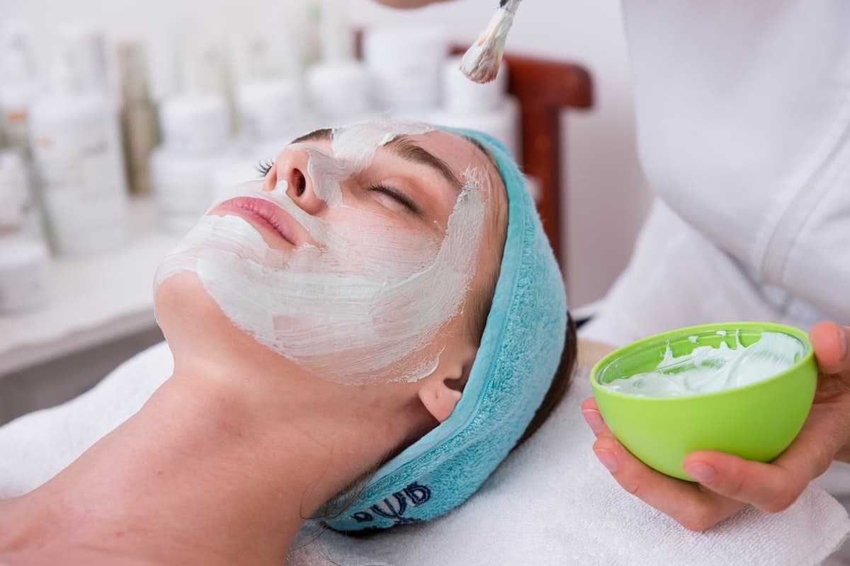 Facial Fillers in Eskişehir: Natural Rejuvenation with Hyaluronic Acid